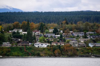 Campbell Nehri, Vancouver Adası, British Columbia, Kanada. Bulutlu bir akşamda okyanus kıyısındaki yerleşim yerlerinin güzel manzarası.