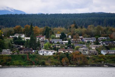 Campbell Nehri, Vancouver Adası, British Columbia, Kanada. Bulutlu bir akşamda okyanus kıyısındaki yerleşim yerlerinin güzel manzarası.