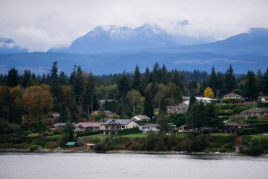 Campbell Nehri, Vancouver Adası, British Columbia, Kanada. Bulutlu bir akşamda okyanus kıyısındaki yerleşim yerlerinin güzel manzarası.