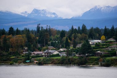 Campbell Nehri, Vancouver Adası, British Columbia, Kanada. Bulutlu bir akşamda okyanus kıyısındaki yerleşim yerlerinin güzel manzarası.