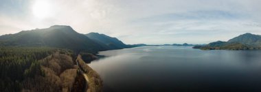 Güneşli bir günde Kennedy Gölü 'nün güzel hava panoramik manzarası. Vancouver Adası 'nın batı kıyısında, Tofino ve Ucluelet yakınlarında, British Columbia, Kanada.