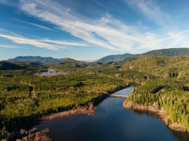 Güneşli bir günde Kennedy Gölü 'nün güzel hava panoramik manzarası. Vancouver Adası 'nın batı kıyısında, Tofino ve Ucluelet yakınlarında, British Columbia, Kanada.