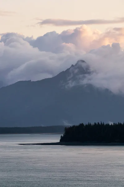 Prachtig Uitzicht Het Amerikaanse Berglandschap Aan Oceaankust Tijdens Een Bewolkte — Stockfoto