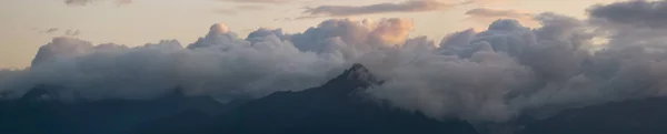 秋の曇り空とカラフルな日の出の間に海沿岸のアメリカの山の風景の美しい景色 アメリカ アラスカ州 グレイシャーベイ国立公園に撮影 — ストック写真