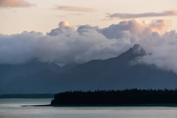 Prachtig Uitzicht Het Amerikaanse Berglandschap Aan Oceaankust Tijdens Een Bewolkte — Stockfoto