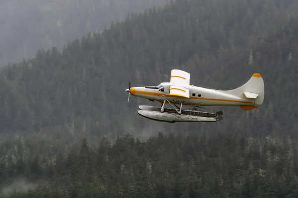 Τζούνο Αλάσκα Ηνωμένες Πολιτείες Πλωτό Αεροπλάνο Που Πετά Κοντά Μια — Φωτογραφία Αρχείου
