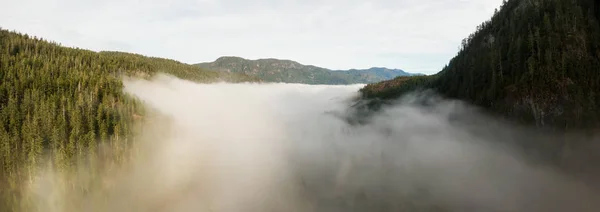 Letecký Panoramatický Výhled Krásnou Kanadskou Horskou Krajinu Nad Mraky Během — Stock fotografie