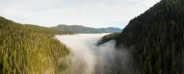 Panoramiczny Widok Lotu Ptaka Piękny Kanadyjski Krajobraz Górski Nad Chmurami — Zdjęcie stockowe