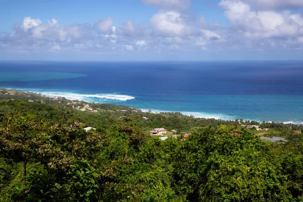 在阳光明媚 多云的天气里 从山顶上俯瞰加勒比海美景 Church View Saint John Barbados — 图库照片