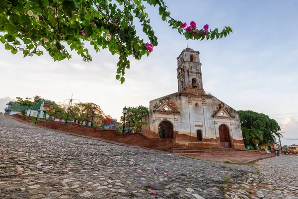 Vacker Utsikt Över Kyrka Liten Turistisk Kubansk Stad Livlig Solig — Stockfoto