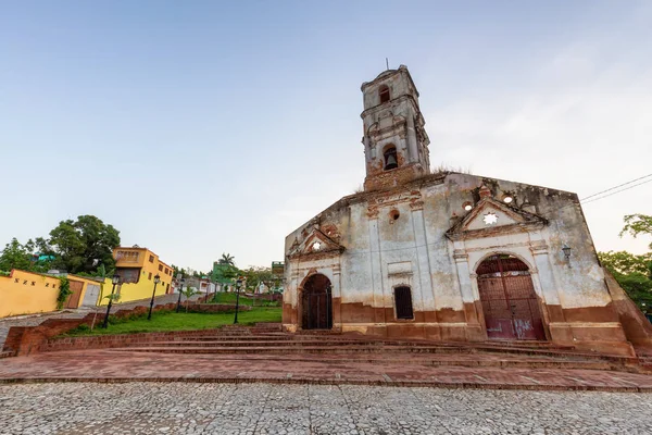 日没前の活気に満ちた晴れと曇りの夜の小さな観光キューバの町の教会の美しい景色 トリニダード キューバ で撮影 — ストック写真