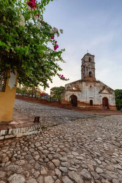 Bela Vista Uma Igreja Uma Pequena Cidade Turística Cubana Durante — Fotografia de Stock