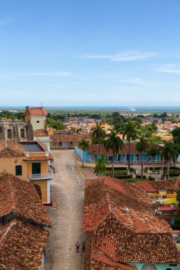 Güneşli ve bulutlu bir yaz günü küçük bir turistik Küba Kasabası havadan görünümü. Trinidad, Küba'da çekilmiş.