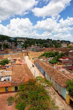 Güneşli ve bulutlu bir yaz günü küçük bir turistik Küba Kasabası havadan görünümü. Trinidad, Küba'da çekilmiş.