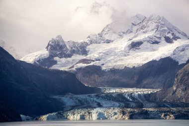 Okyanus kıyısındaki Amerikan Dağ Manzarası 'ndaki Tidewater Buzulu' nun güzel manzarası sonbahar sabahında. Buzul Körfezi Ulusal Parkı ve Koruma Alanı, Alaska, Usa.