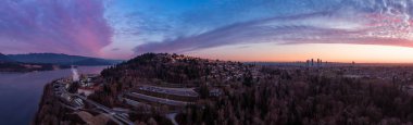 Renkli ve bulutlu bir günbatımında modern bir şehrin havadan panoramik görüntüsü. Burnaby, Greater Vancouver, British Columbia, Kanada 'da çekildi.
