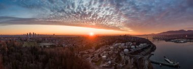 Renkli ve bulutlu bir günbatımında modern bir şehrin havadan panoramik görüntüsü. Burnaby, Greater Vancouver, British Columbia, Kanada 'da çekildi.