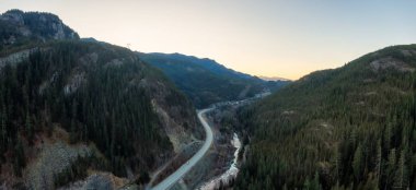 Gökyüzü Panoramik Manzarası Ünlü Sahne Sürücüsü, Deniz 'den Gökyüzü Otoyolu' na, renkli bir gündoğumu sırasında. Squamish ve Whistler arasında, Vancouver 'ın kuzeyi, British Columbia, Kanada.
