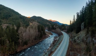 Gökyüzü Panoramik Manzarası Ünlü Sahne Sürücüsü, Deniz 'den Gökyüzü Otoyolu' na, renkli bir gündoğumu sırasında. Squamish ve Whistler arasında, Vancouver 'ın kuzeyi, British Columbia, Kanada.