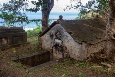Glebe Land, Saint John, Barbados - 18 Aralık 2019: Güneşli ve bulutlu bir günde St. John Parish Kilisesi 'ndeki bir mezarın görüntüsü.