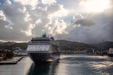 Castries, Saint Lucia - 3 Aralık 2019: Bulutlu ve renkli bir sabah güneşinde limana yanaşan Büyük Lüks Gemi Gezisi.