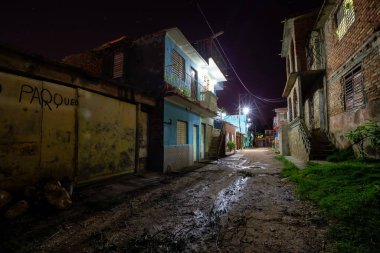Trinidad, Küba - 9 Haziran 2019: Küçük bir Küba kasabasındaki bir yerleşim yerinin sokak manzarası.