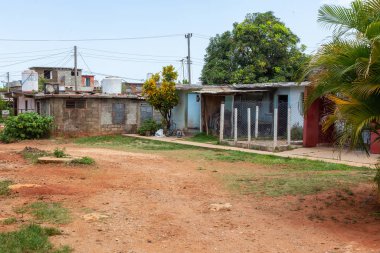 Trinidad, Küba - 10 Haziran 2019: Canlı güneşli bir günde küçük bir Küba kasabasının Residential Street View.