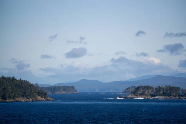 カナダ ブリティッシュコロンビア州の北バンクーバー島 太平洋のロッキー諸島背景に島と本土と晴れた曇りの日の間に — ストック写真