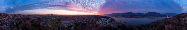 Veduta Panoramica Aerea Una Città Moderna Durante Tramonto Colorato Nuvoloso — Foto Stock