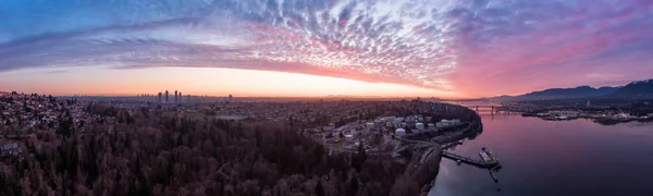 Повітряний Панорамний Вид Сучасне Місто Під Час Яскравого Хмарного Заходу — стокове фото