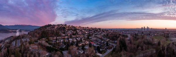 Aerial Panoramic Kilátás Egy Modern Városra Egy Színes Felhős Naplementében — Stock Fotó