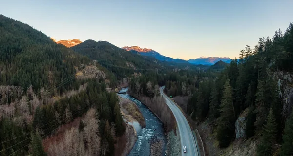 在一个五彩缤纷的日出中 空中俯瞰着著名的风景大道 海空高速公路 位于加拿大不列颠哥伦比亚省温哥华北部的Squamish和Whistler之间 — 图库照片