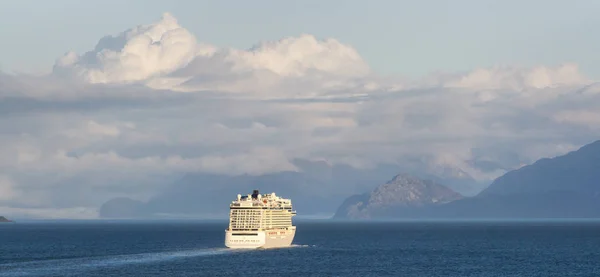 Glacier Bay National Park Preserve Alaska Big White Cruise Ship — Foto de Stock
