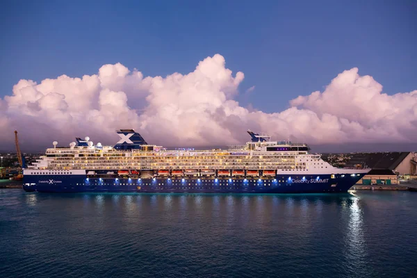Bridgetown Barbados December 2019 Zicht Abig Luxe Cruiseschepen Aangemeerd Een — Stockfoto