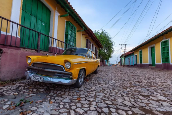 トリニダード キューバ 2019年6月9日 活気ある晴れた日の出の間に小さなキューバの町の通りで古いクラシックアメリカ車の景色 — ストック写真