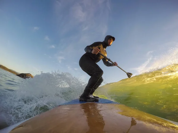 Człowiek Suring Waves — Zdjęcie stockowe