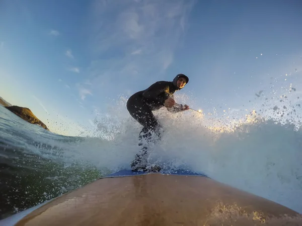 Man Suring Waves — Stockfoto