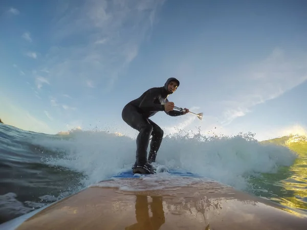 Hombre Suring Waves —  Fotos de Stock