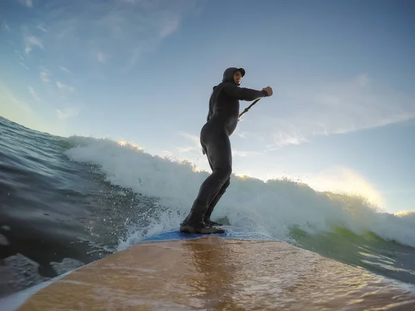 Hombre Suring Waves —  Fotos de Stock