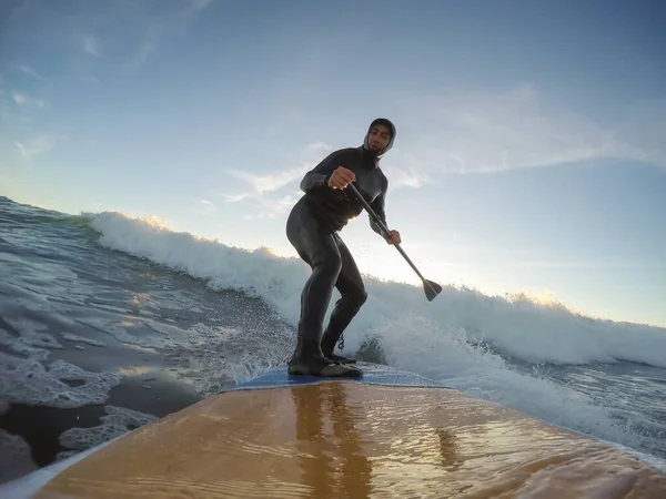 Man Suring Waves — Stockfoto