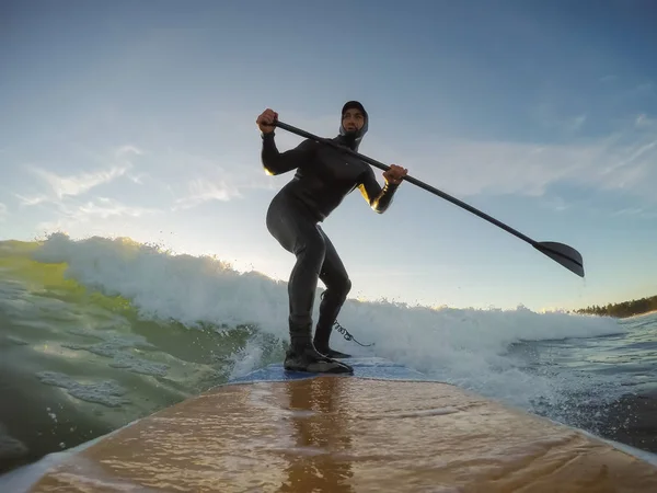 Człowiek Suring Waves — Zdjęcie stockowe