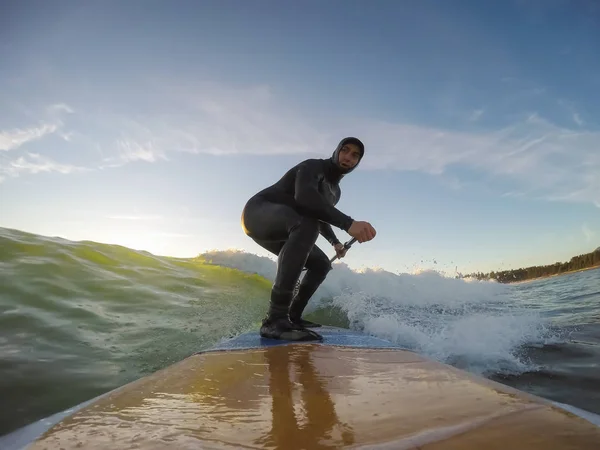 Hombre Suring Waves —  Fotos de Stock