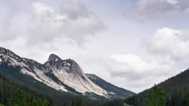 Vue temporelle du paysage montagneux canadien — Video