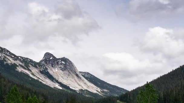 Vue temporelle du paysage montagneux canadien — Video