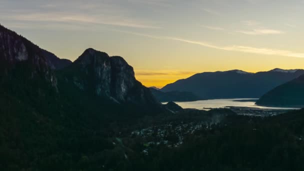 Tijdverloop van Squamish tijdens zonsondergang — Stockvideo