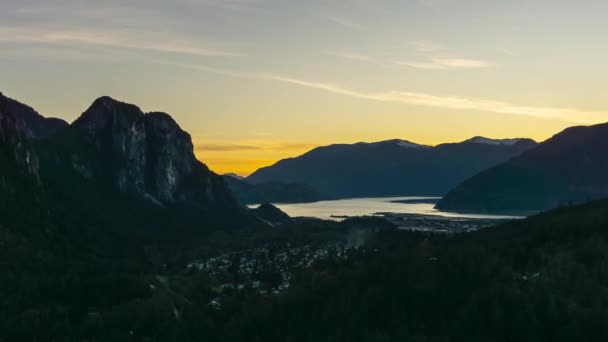 Tijdverloop van Squamish tijdens zonsondergang — Stockvideo