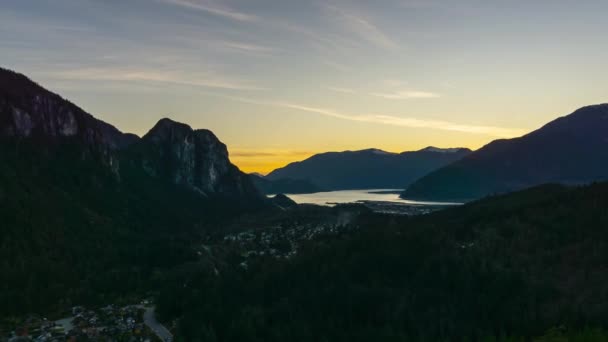 Time Lapse of Squamish durante la puesta del sol — Vídeo de stock