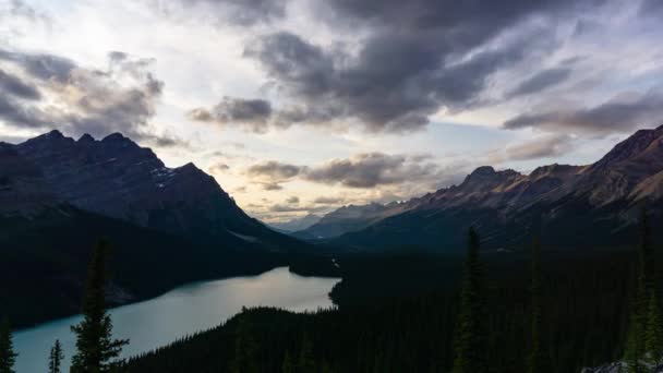 日没時のカナダのロッキー山脈とペイトー湖のタイムラプス — ストック動画