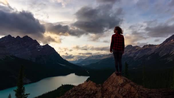 Time Lapse of Woman kanadai Sziklás-hegységben — Stock videók