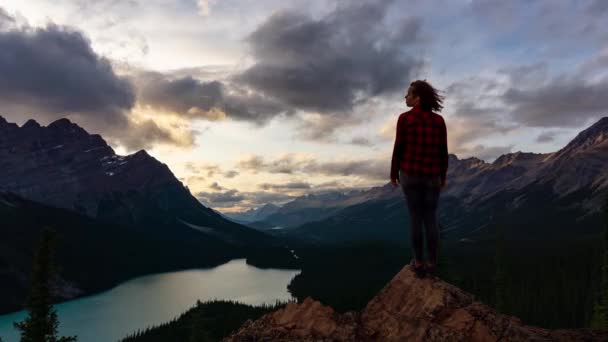 加拿大落基山脉妇女的时光流逝 — 图库视频影像